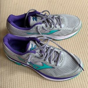 Mizuno womens’ running sneakers. New, never worn